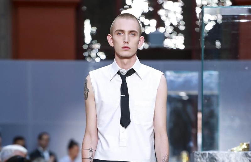 Mau nam mac vay, mang giay cao got tren san catwalk hinh anh