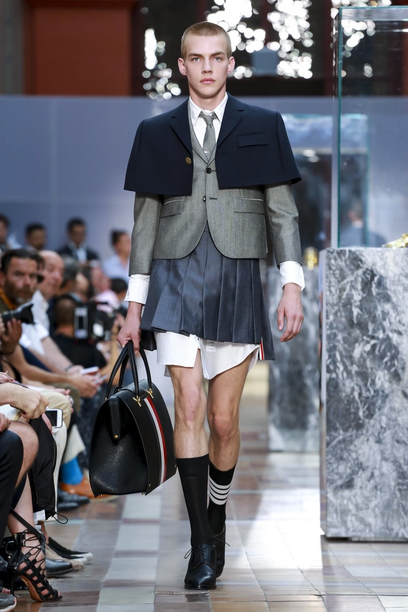 dan ong mac vay tren san catwalk anh 2