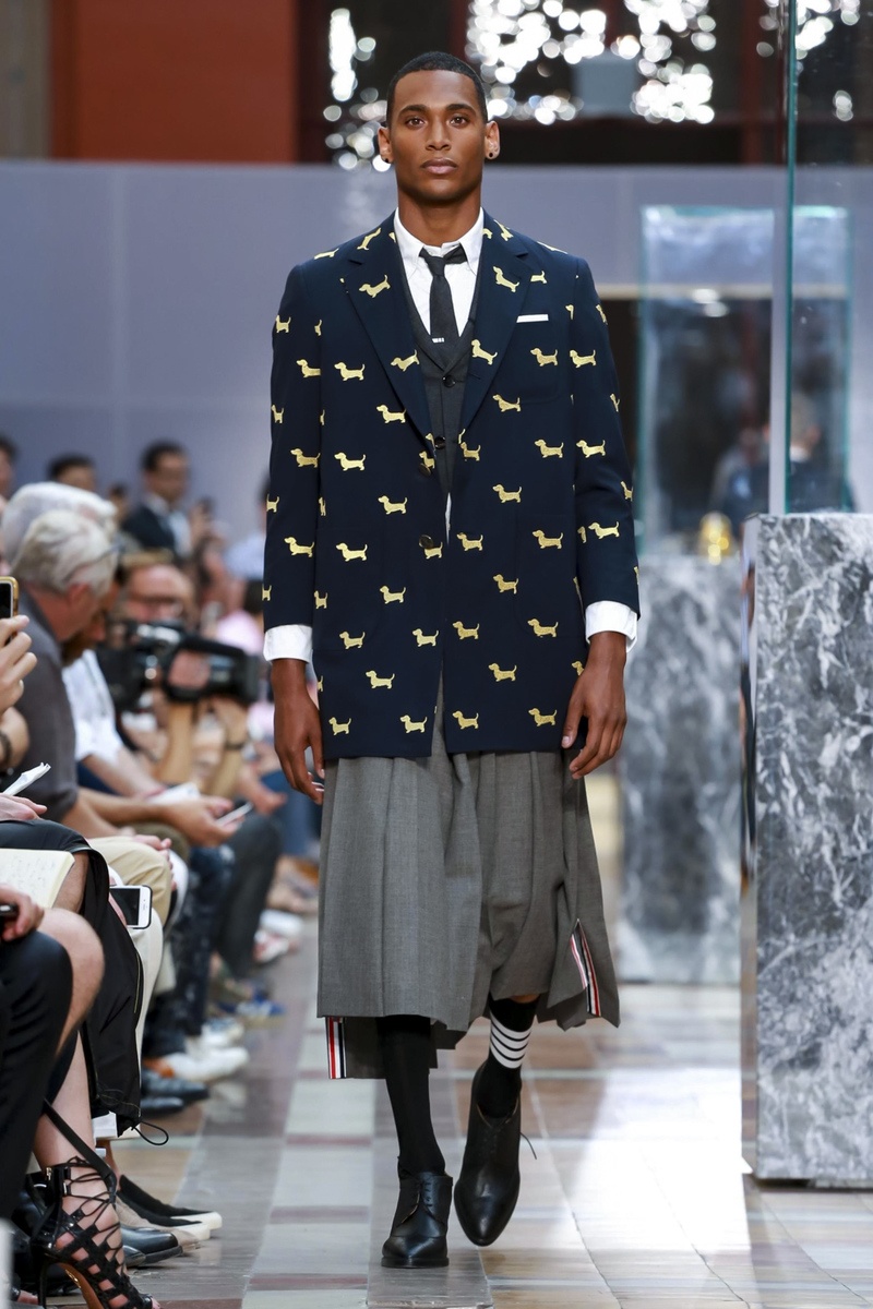 dan ong mac vay tren san catwalk anh 4