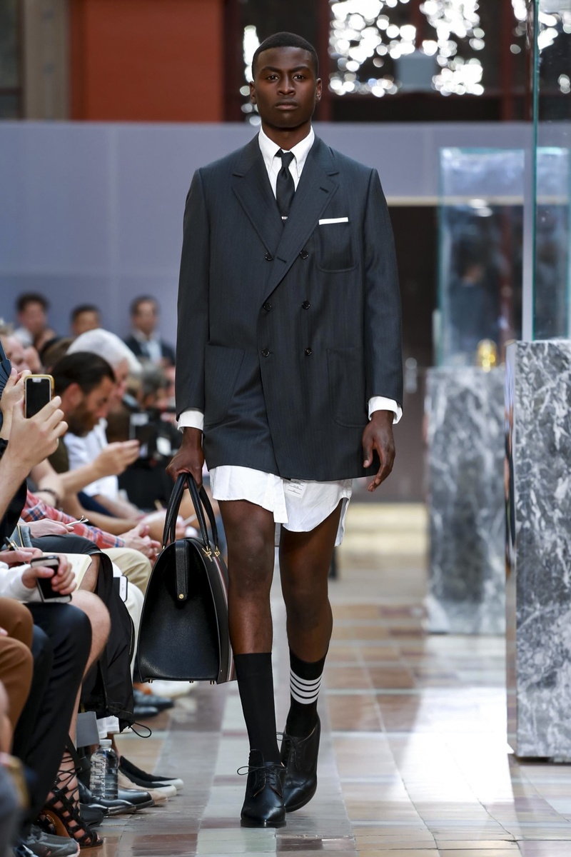 dan ong mac vay tren san catwalk anh 5