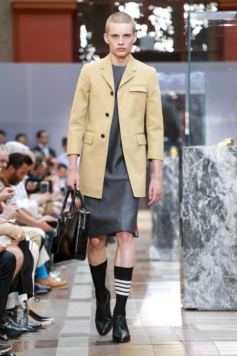 dan ong mac vay tren san catwalk anh 7