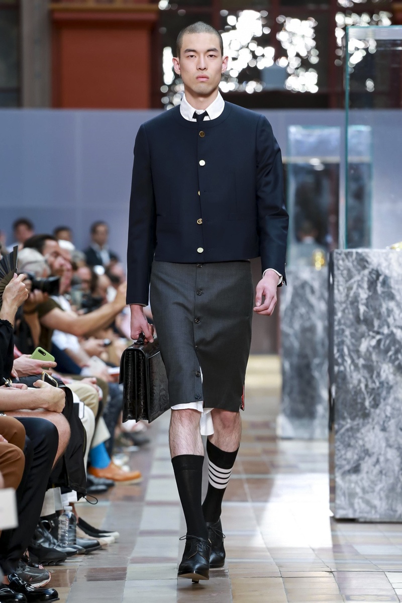 dan ong mac vay tren san catwalk anh 8