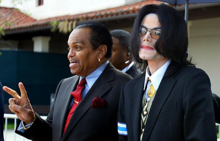 Cha Michael Jackson bi thuong sau tai nan xe hoi hinh anh