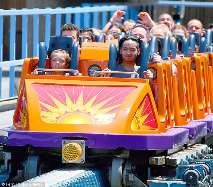 Angelina Jolie dua con di choi mung sinh nhat anh 5