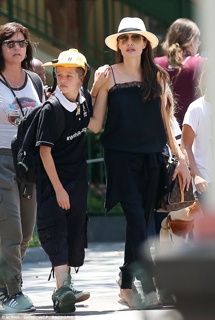 Angelina Jolie dua con di choi mung sinh nhat anh 2