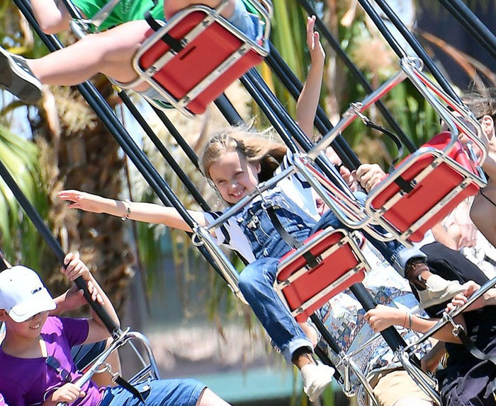 Angelina Jolie dua con di choi mung sinh nhat anh 6