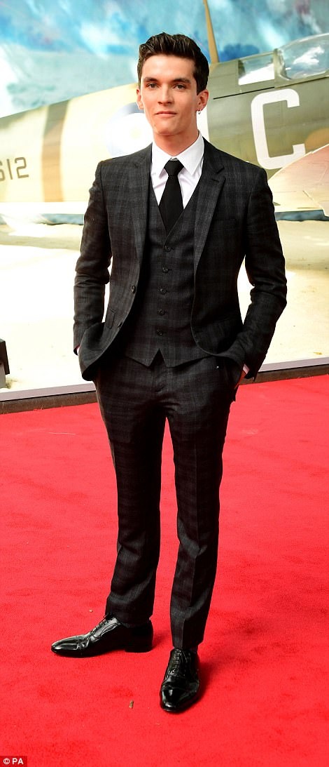 dan sao nam dien trai ra mat Dunkirk o London anh 5