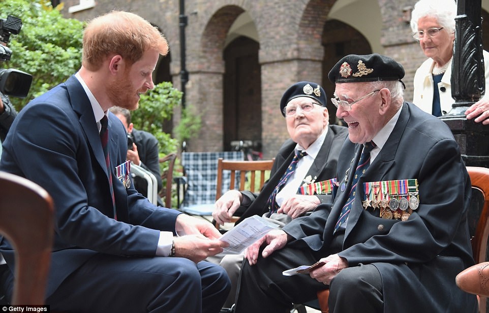 dan sao nam dien trai ra mat Dunkirk o London anh 4