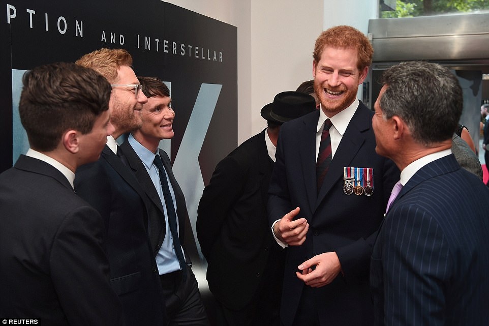 dan sao nam dien trai ra mat Dunkirk o London anh 2