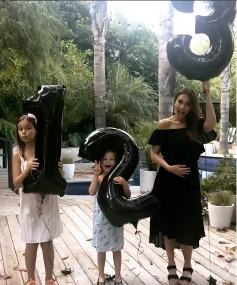 Jessica Alba mang bau con thu ba anh 1