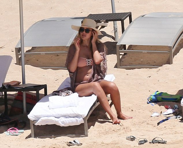 Jessica Alba mang bau con thu ba anh 2