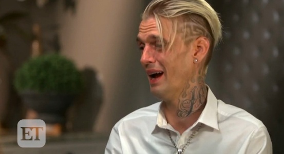 Aaron Carter khoc nuc no chia se ve benh tat sau khi bi canh sat bat hinh anh