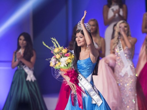 Hoa hau tuoi teen My 2017 anh 1