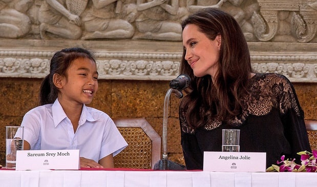 Angelina Jolie phu nhan dung tien de chon dien vien nhi Campuchia hinh anh