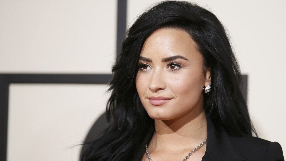 Demi Lovato ra single moi dap tra antifan va cac ban trai cu hinh anh