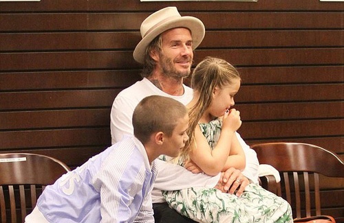 Harper cung bo va anh trai den mung buoi ra mat sach anh cua Brooklyn hinh anh