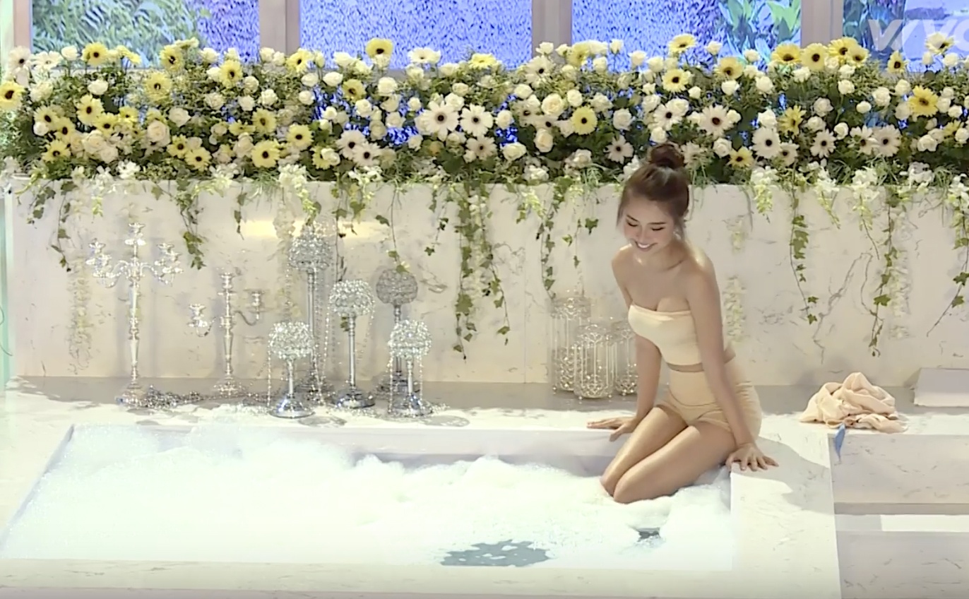 thí sinh cởi áo tắm bồn ở The Face  ảnh 2 thi sinh coi ao tam bon o The Face anh 2