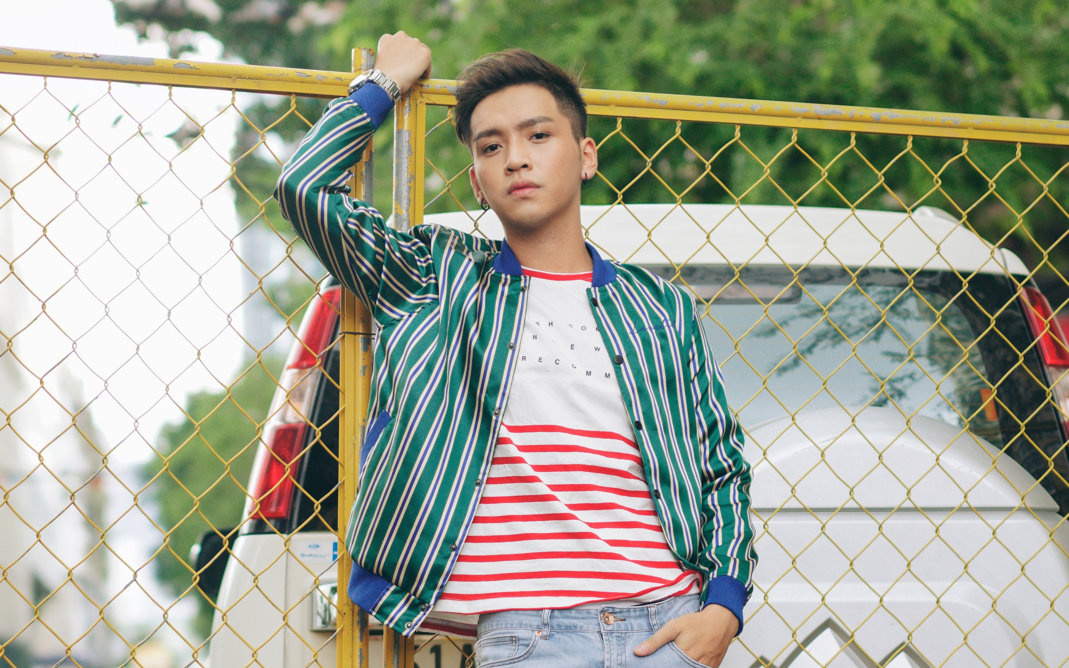 Bach Cong Khanh tung ca khuc moi hinh anh