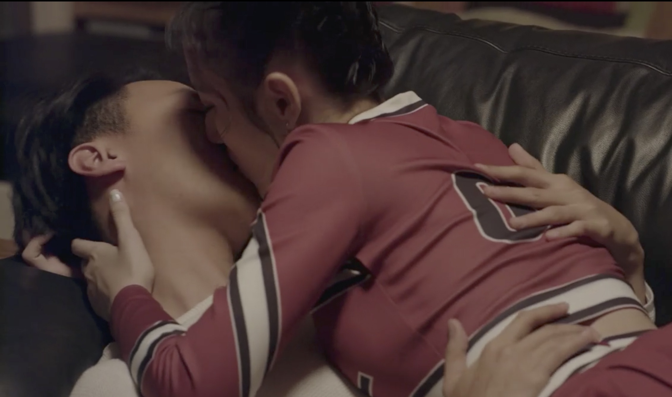 Angela Phuong Trinh va Rocker Nguyen hon say dam ngay tap 1 'Glee' hinh anh