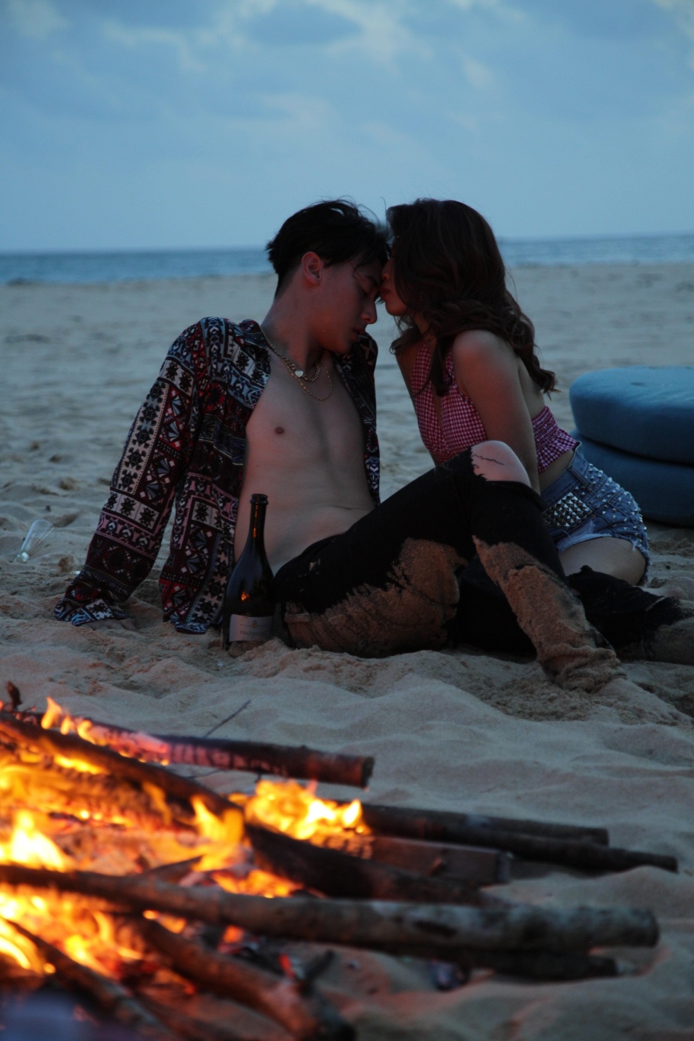 Rocker Nguyen hon ban dien trong MV moi anh 3