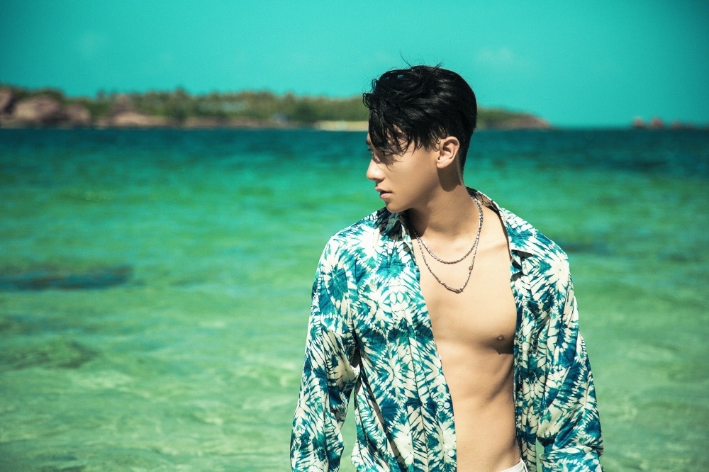 Rocker Nguyen hon ban dien trong MV moi anh 4