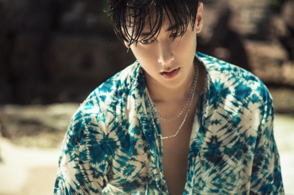 Rocker Nguyen va nu hon nong bong trong MV moi hinh anh