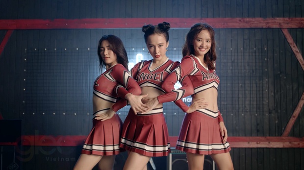 Angela Phuong Trinh hat lai hit cua Dong Nhi trong 'Glee' Viet hinh anh