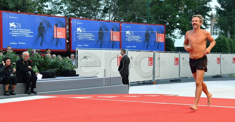 dien vien coi tran tren tham do anh 2