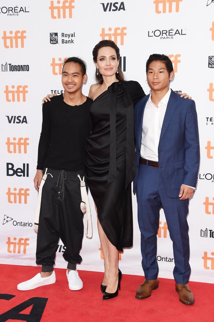 Angelina Jolie và các con trên thảm đỏ LHP Toronto 2017 ảnh 1 Angelina Jolie va cac con tren tham do LHP Toronto 2017 anh 1
