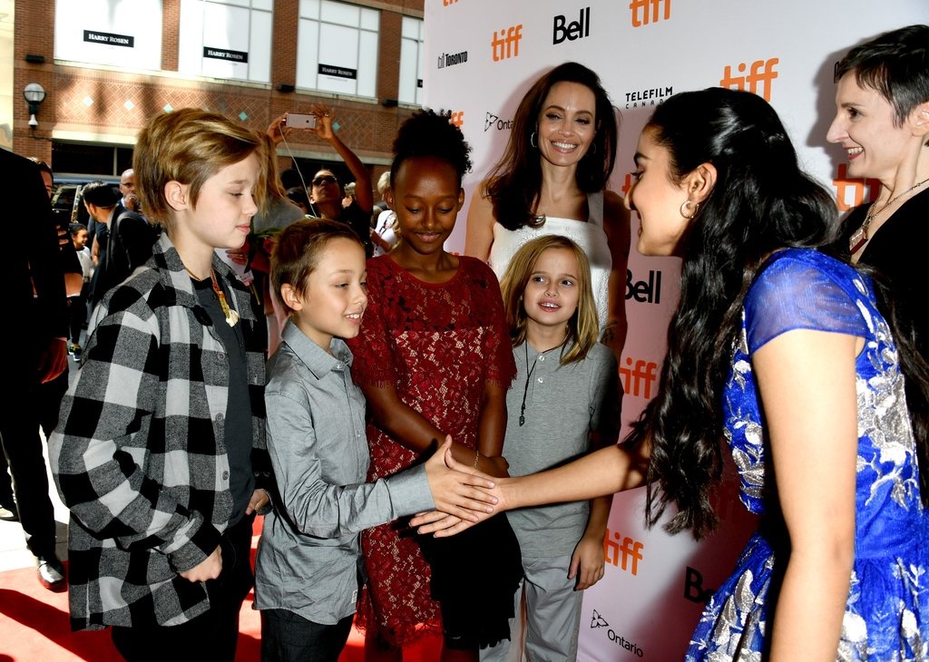 Angelina Jolie và các con trên thảm đỏ LHP Toronto 2017 ảnh 9 Angelina Jolie va cac con tren tham do LHP Toronto 2017 anh 9