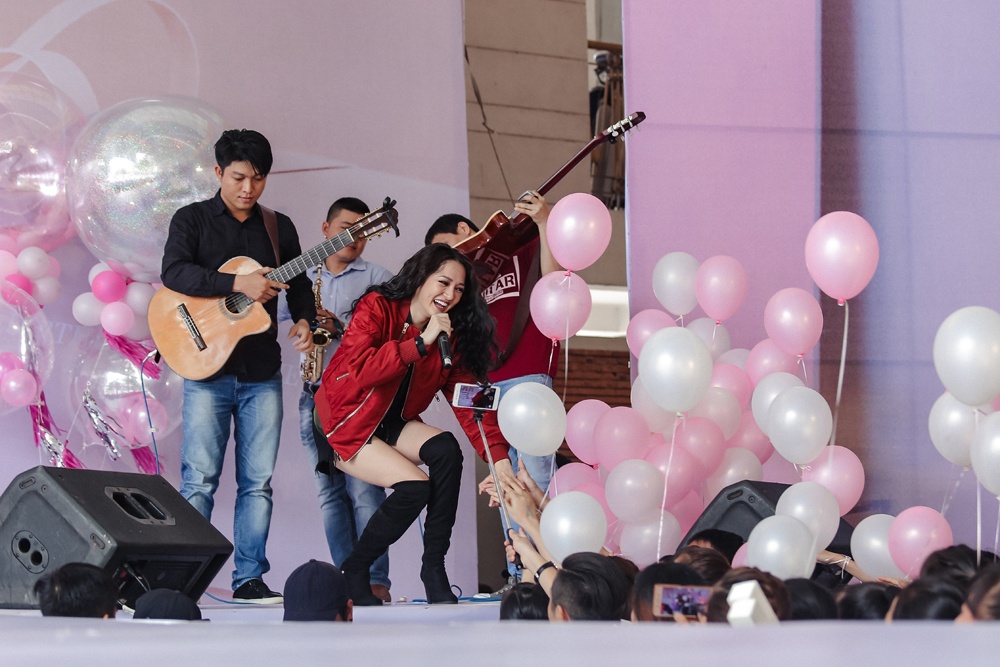 Bảo Anh lập kỷ lục fan meeting lớn nhất ảnh 6 Bao Anh lap ky luc fan meeting lon nhat anh 6