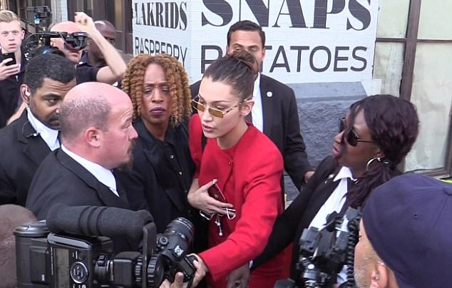 Bella Hadid bao ve phong vien nu hinh anh