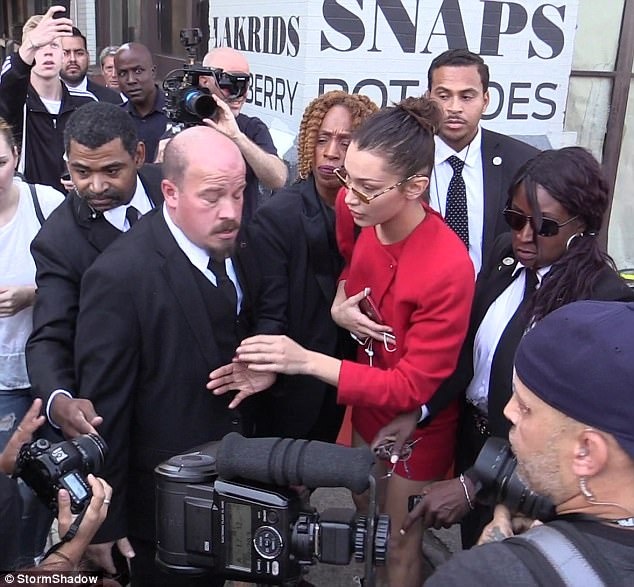 Bella Hadid bảo vệ phóng viên nữ ảnh 1 Bella Hadid bao ve phong vien nu anh 1