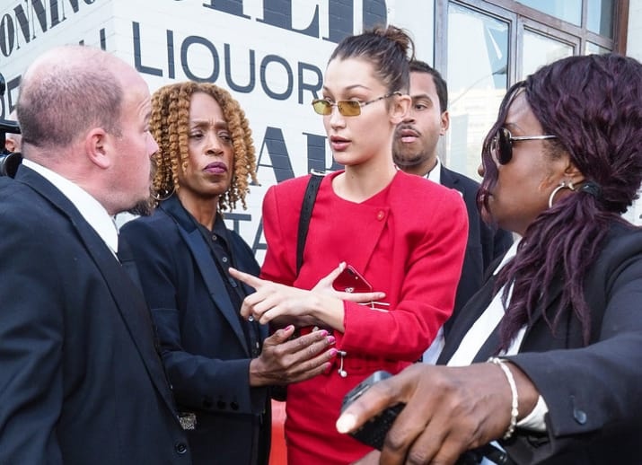 Bella Hadid mang ve si cua minh de bao ve mot nu phong vien hinh anh