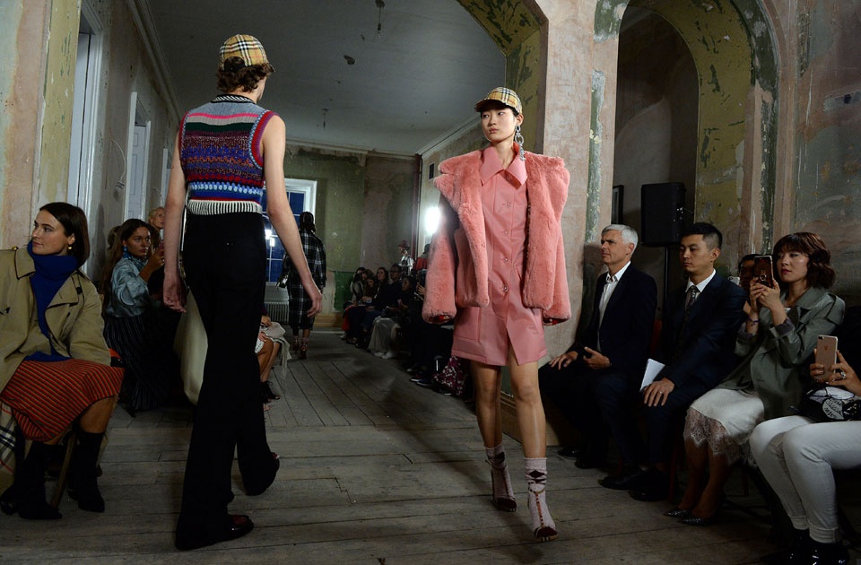 Biểu tình ở tuần lễ thời trang london ảnh 2 Bieu tinh o tuan le thoi trang london anh 2