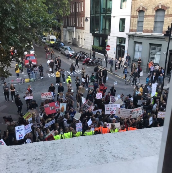 Biểu tình ở tuần lễ thời trang london ảnh 1 Bieu tinh o tuan le thoi trang london anh 1