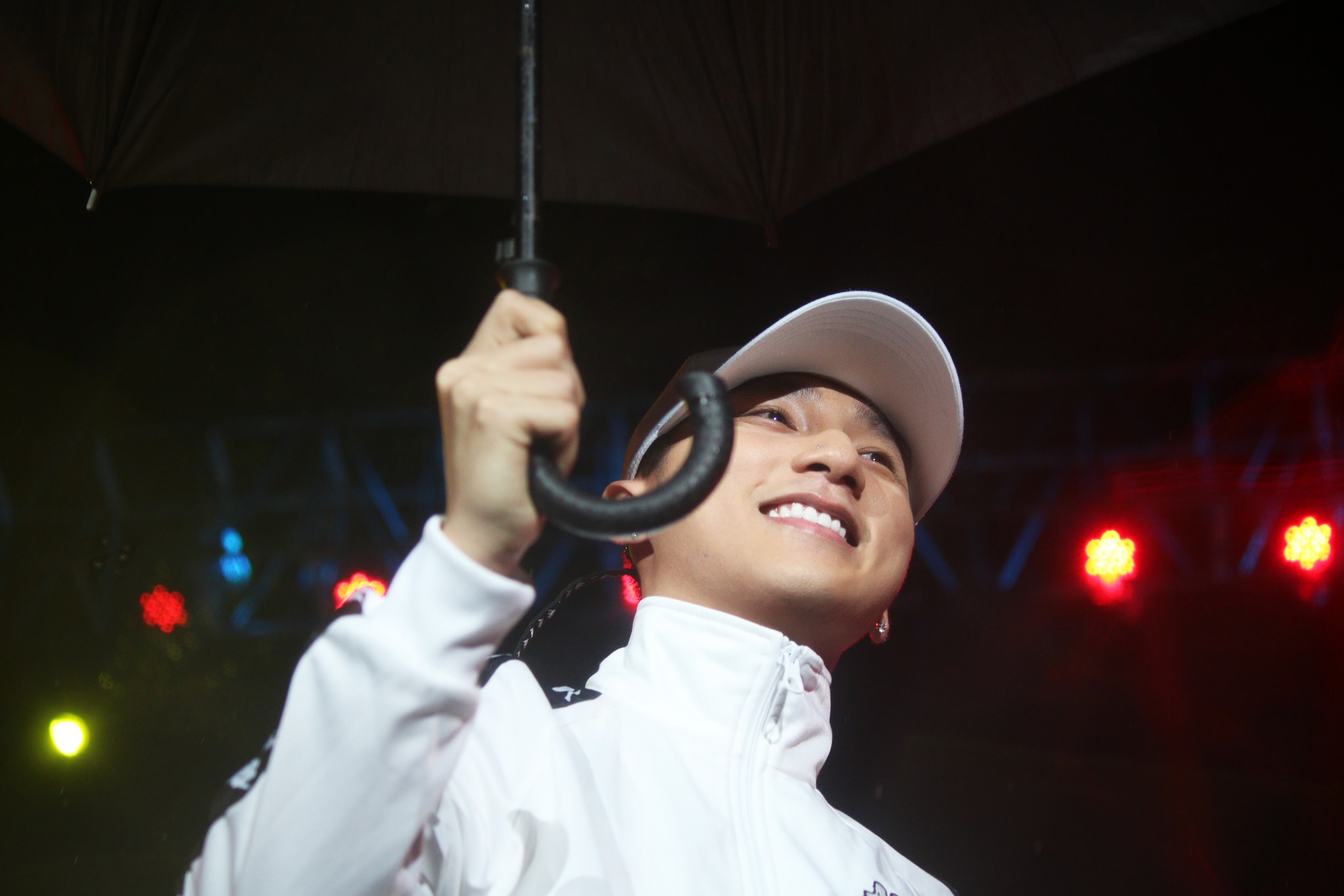 Son Tung M-TP che du, trinh dien loat hit duoi mua lon hinh anh