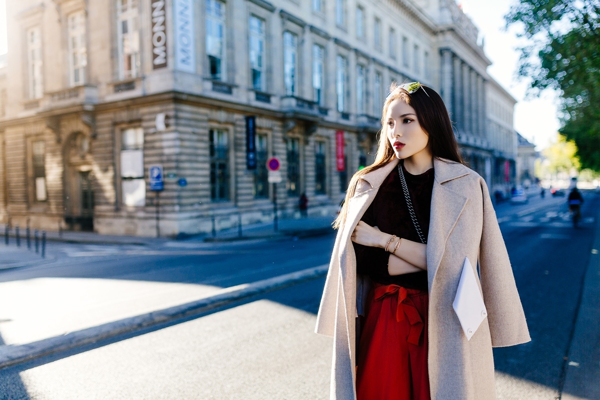 Hoa hau Ky Duyen dien 'cay hang hieu' tren duong pho Paris hinh anh