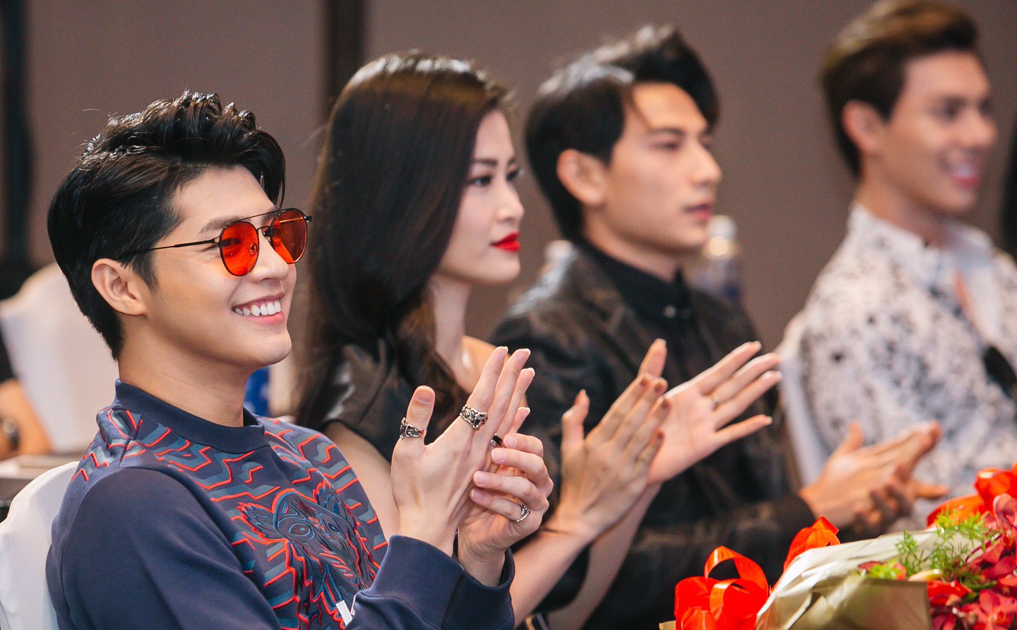 Dong Nhi va Noo Phuoc Thinh 'lo' nhau du ngoi canh trong su kien hinh anh