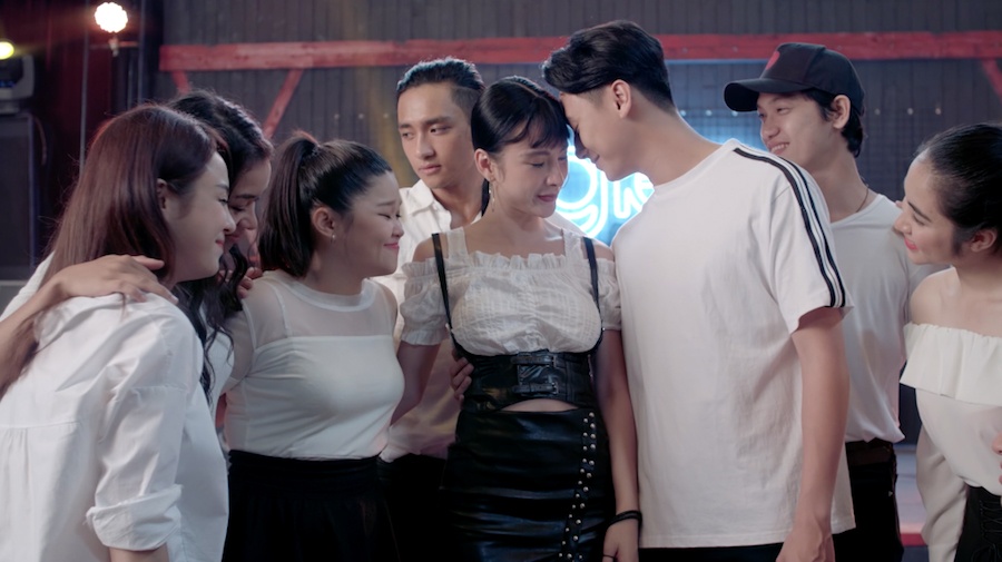 'Glee': Angela Phuong Trinh that tinh, hat hit 'Minh la gi cua nhau' hinh anh
