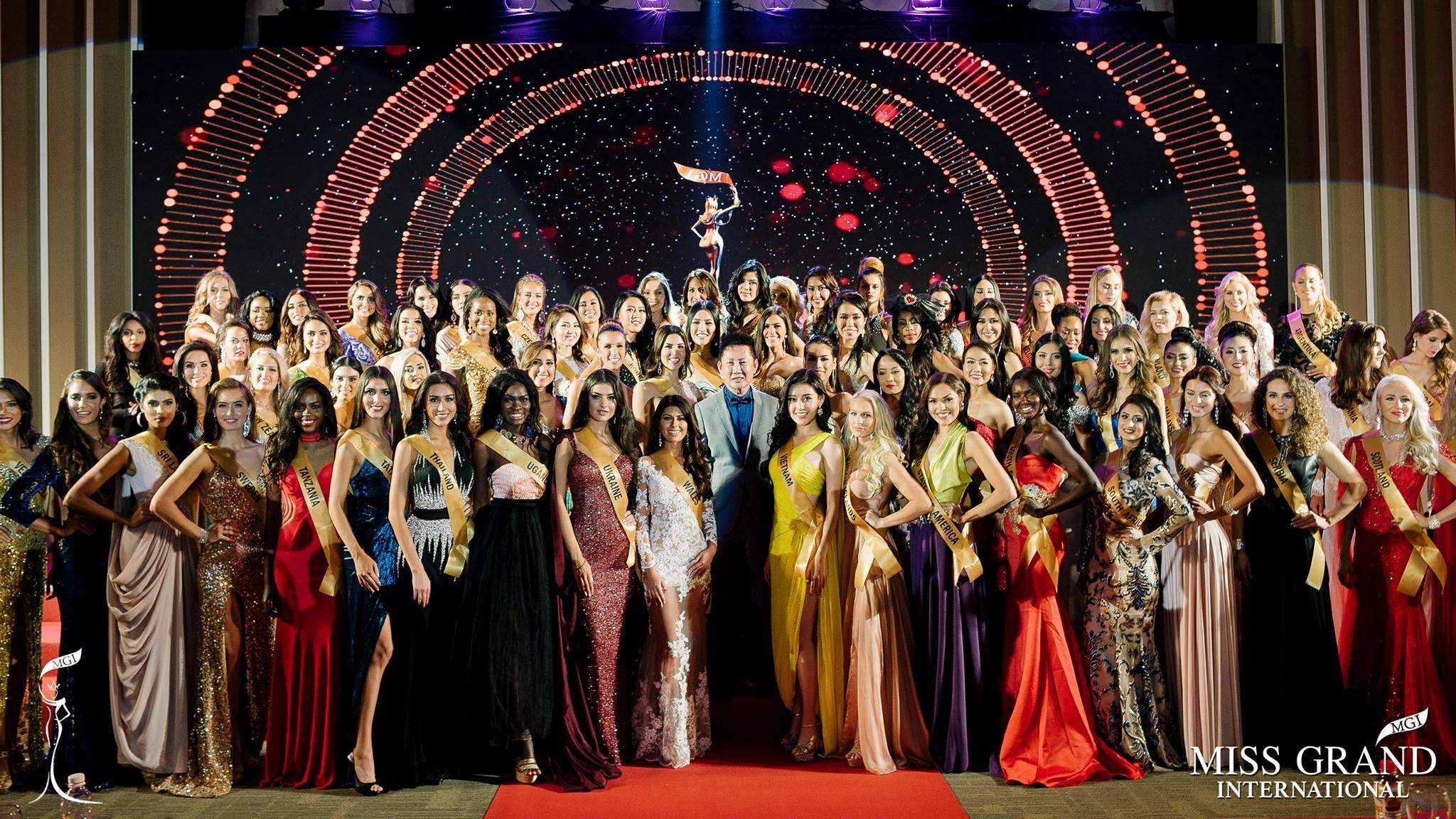 Huyen My tai cuoc thi Hoa hau Hoa binh 2017 anh 3