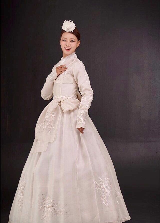 trang phuc truyen thong cua Huyen My anh 9