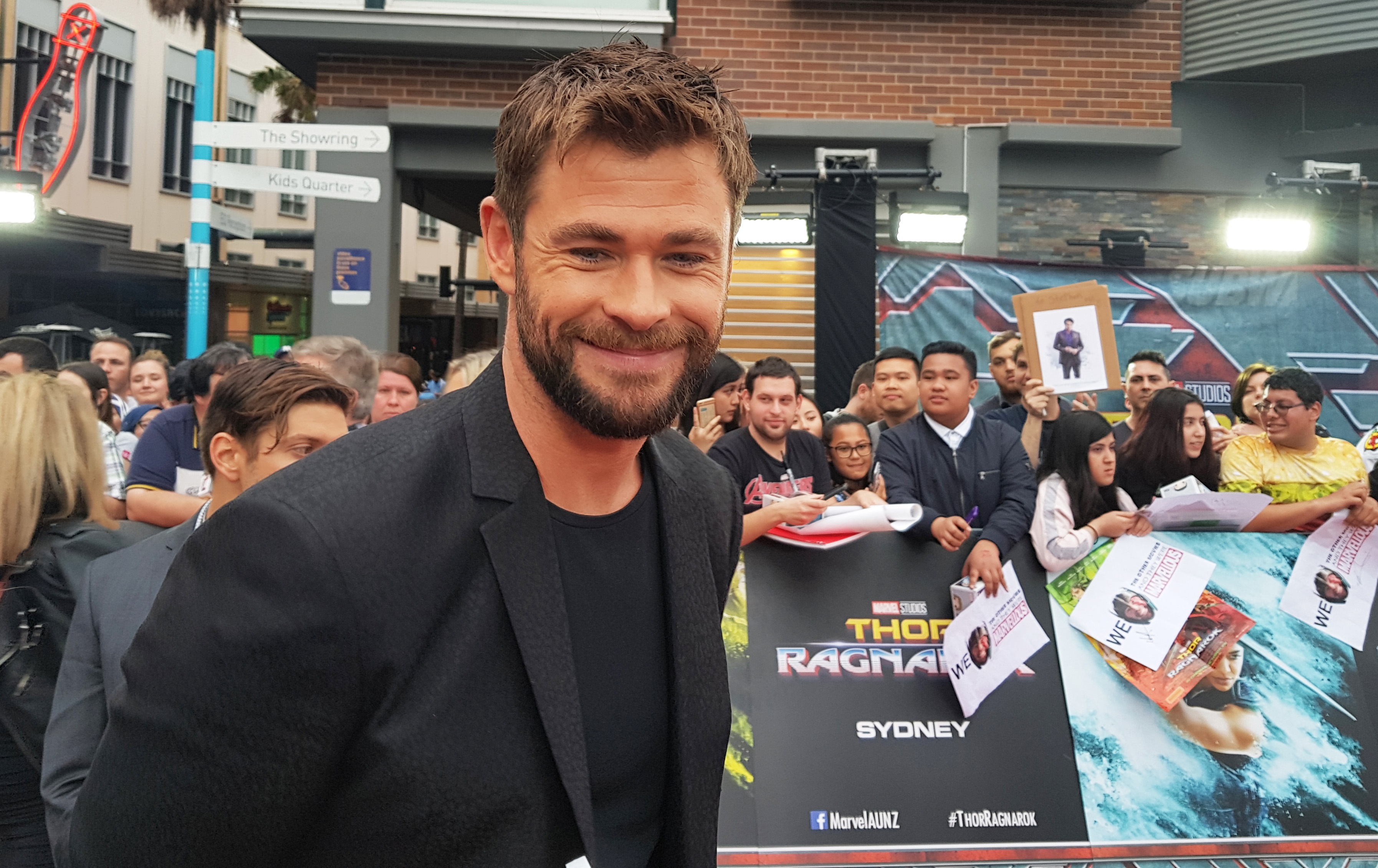 Fan Australia cho 8 tieng de duoc gap Than Sam Thor hinh anh