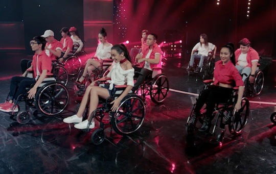 CLB Glee ngoi xe lan, nhay mua trong ca khuc 'Hoa cung cam xuc' hinh anh