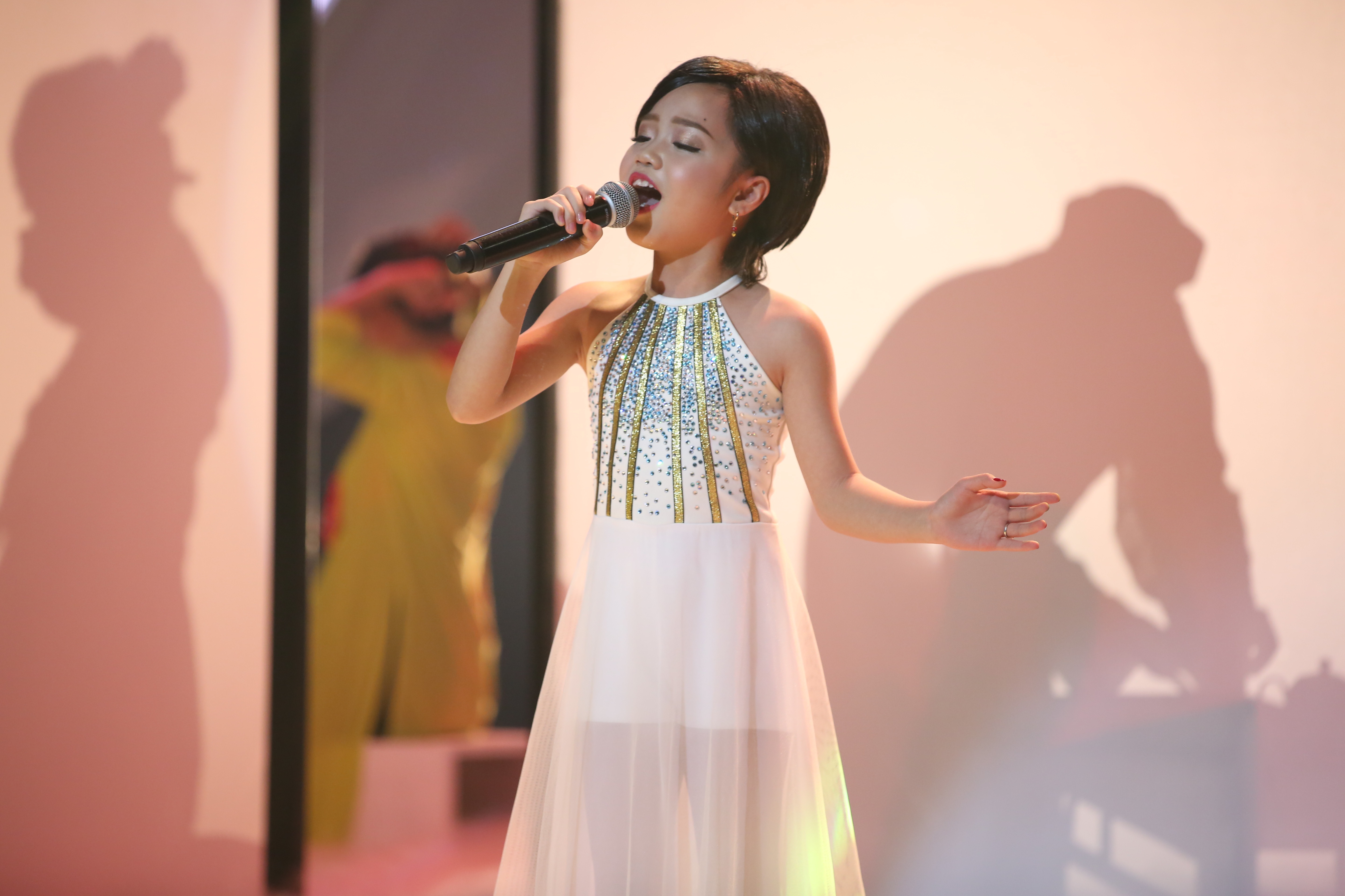 Hien Thuc nhan xet hoc tro Quoc Thien hat hay hon Hoa Minzy hinh anh