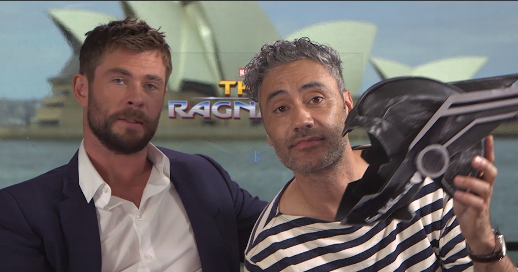 Chris Hemsworth bat ngo nhan qua dac biet tu fan ham mo Viet Nam hinh anh