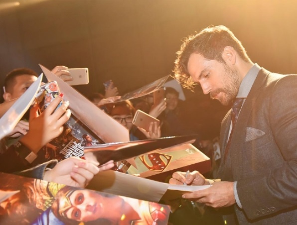Henry Cavill xuat hien o hop bao Justice League anh 4
