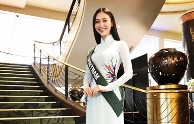 Ha Thu tra loi phong van bang tieng Anh troi chay o Hoa hau Trai dat hinh anh