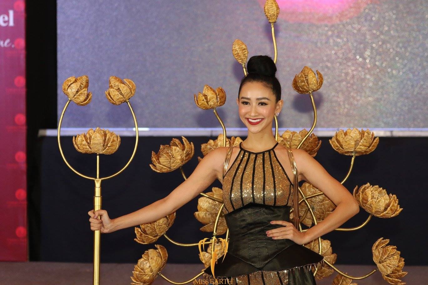 Trang phuc dan toc cua Ha Thu va thi sinh Hoa hau Trai dat 2017 hinh anh