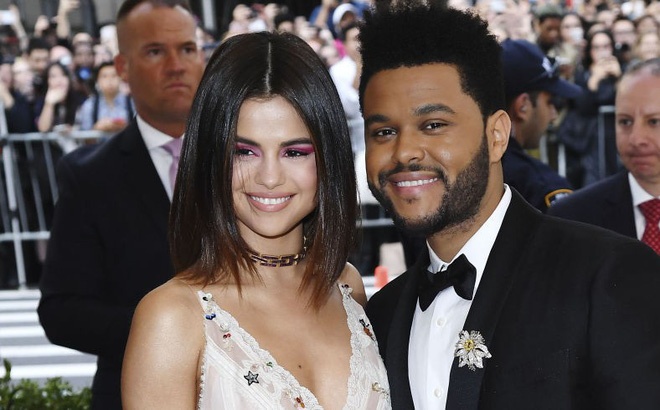 Selena Gomez va The Weeknd chia tay qua dien thoai hinh anh